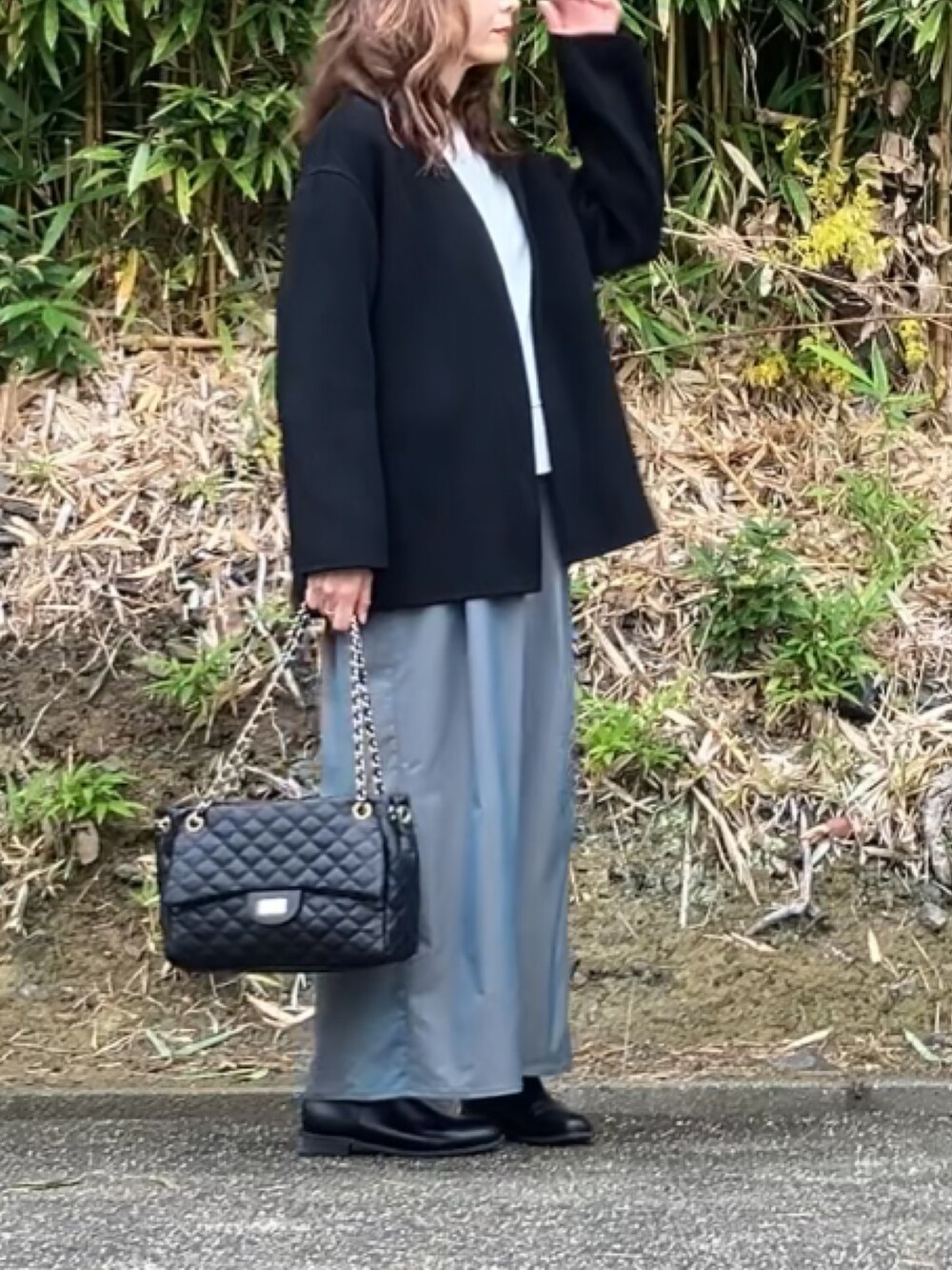 ブラック系のボストンバッグ、グレー系のスウェット、グリーン系のスカートを着用したレディースの冬コーディネートの5枚目の写真