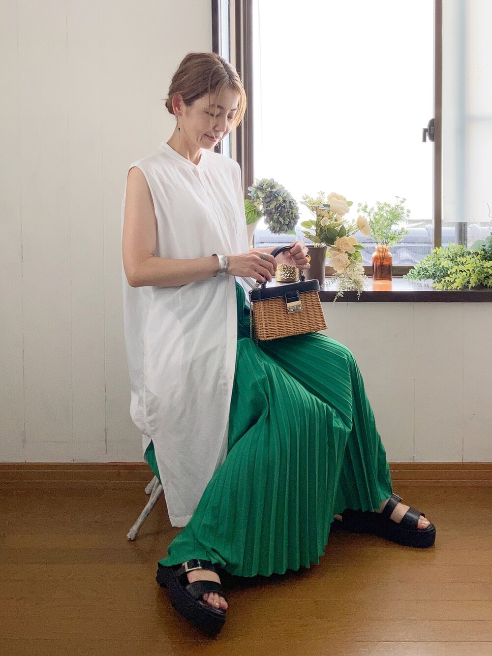 ホワイト系のシャツ/ブラウス、グリーン系のスカート、ブラウン系のかごバッグを着用したレディースの夏コーディネートの2枚目の写真