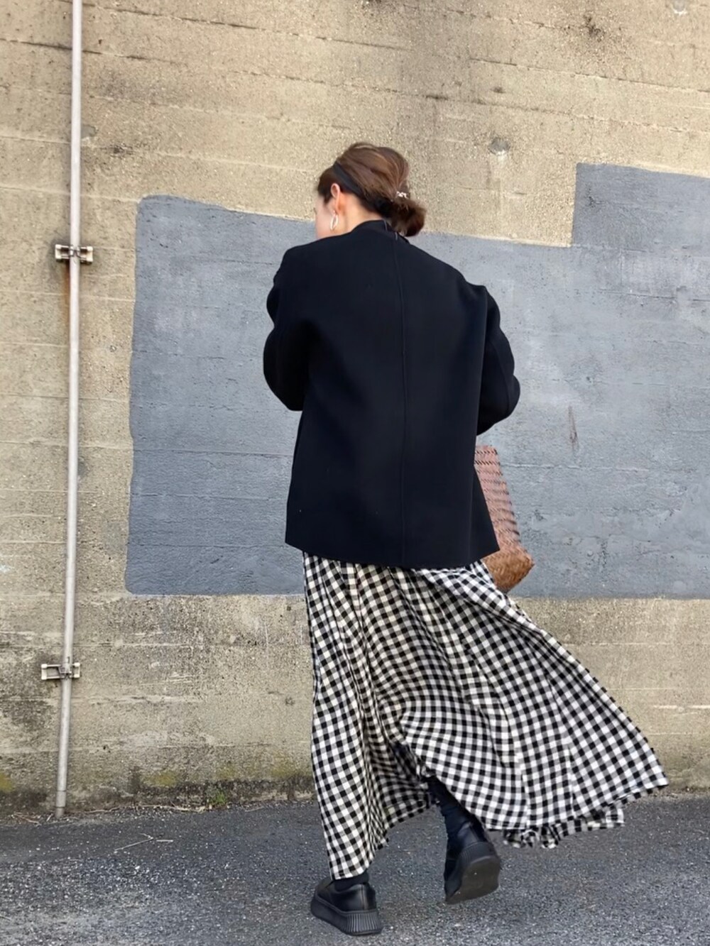 ブラック系のスカート、ブラック系のニット/セーター、ブラック系のジャケット/アウターを着用したレディースの冬コーディネートの3枚目の写真