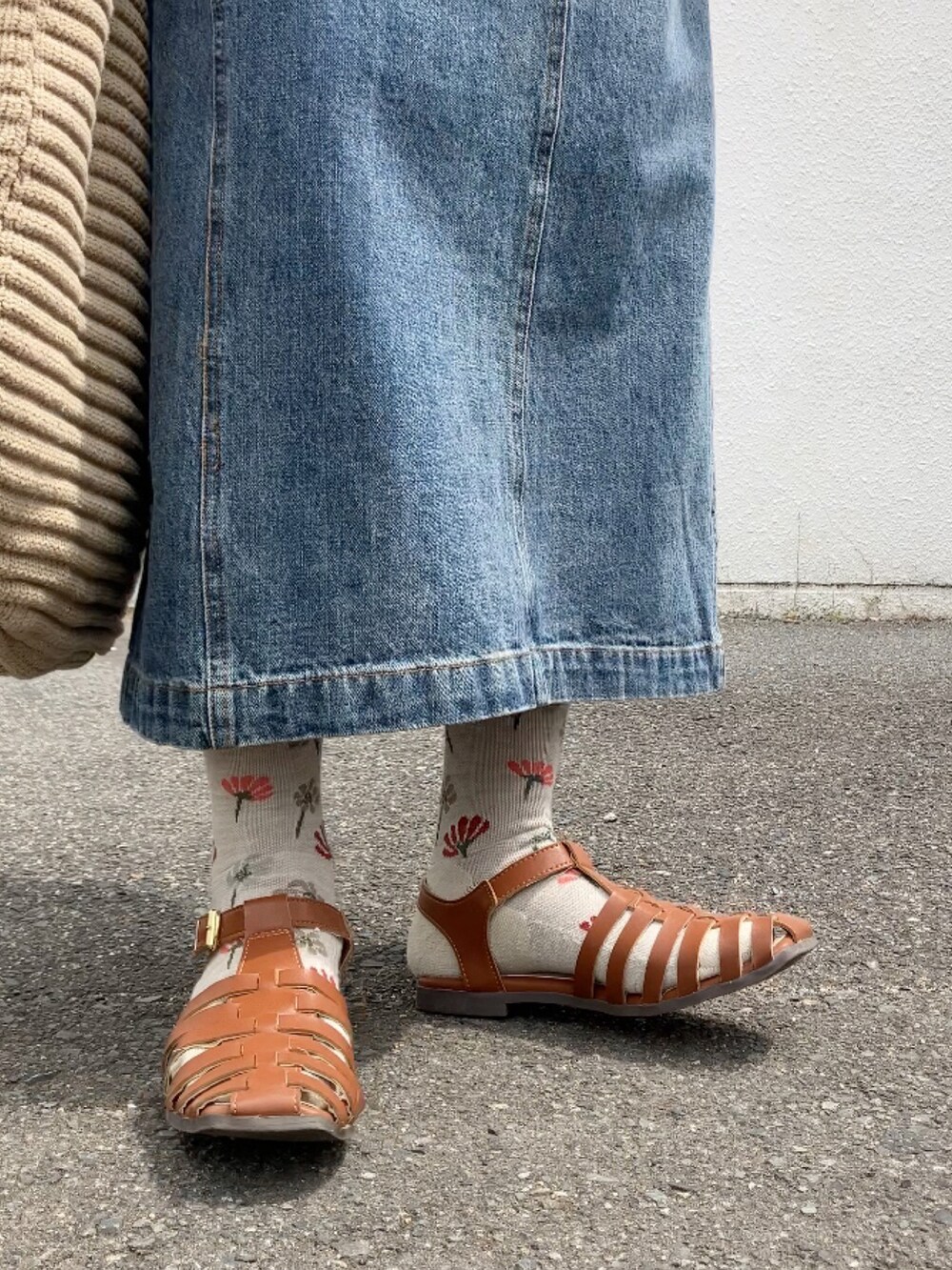 ブルー系のサロペット/オーバーオール、ホワイト系のシャツ/ブラウス、ブラウン系のサンダルを着用したレディースの春コーディネートの3枚目の写真