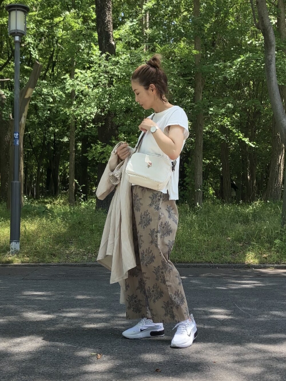 「ナチュラル、ナチュラルスタイル、40代ファッション、アラフィフコーデ、かっぽう着、リネンワンピース、ショルダーバッグ、USポロ、Crea delice、リネン」｜「かっぽう着屋のかっぽう着ワンピース　リネンMサイズ（エプロン、ベージュ系）」を使った、まゆみんさん（レディース・160cm）の春コーディネートの3枚目の写真