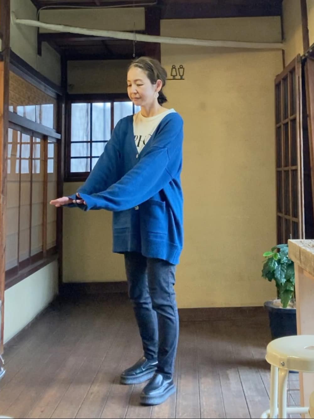 ブルー系のカーディガン/ボレロ、ブラック系のTシャツ/カットソー、ブラック系のデニムパンツを着用したレディースの春コーディネートの2枚目の写真