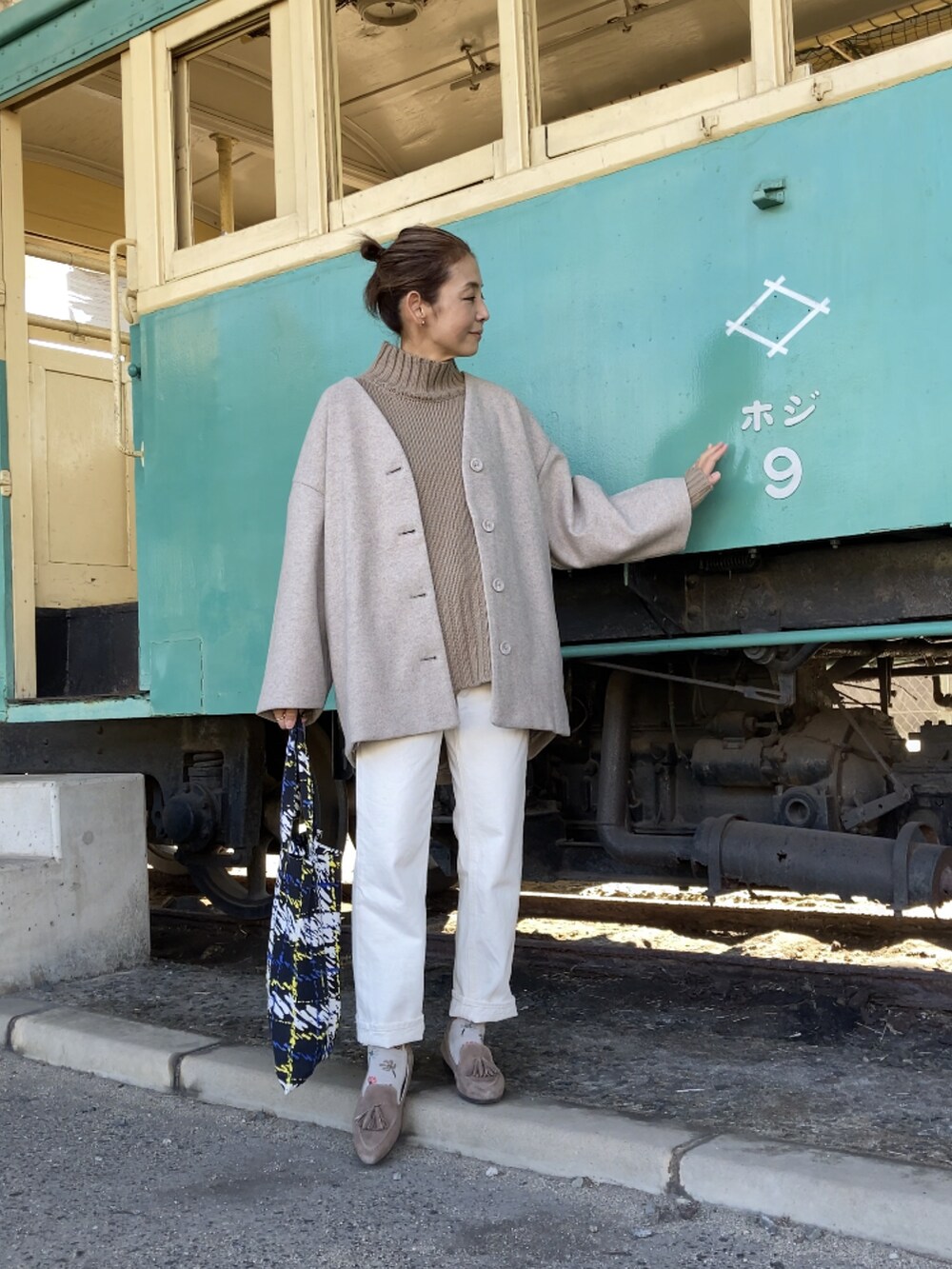 「アウター、ミドル丈、ベージュ、淡色コーデ、apretro、柄ソール、Sockwell、fitfit、40代ファッション」|「ap retroのノーカラーVネックミディコート(ノーカラーコート、ベージュ系)」を使った、まゆみんさん(レディース・160cm)の秋コーディネートの2枚目の写真