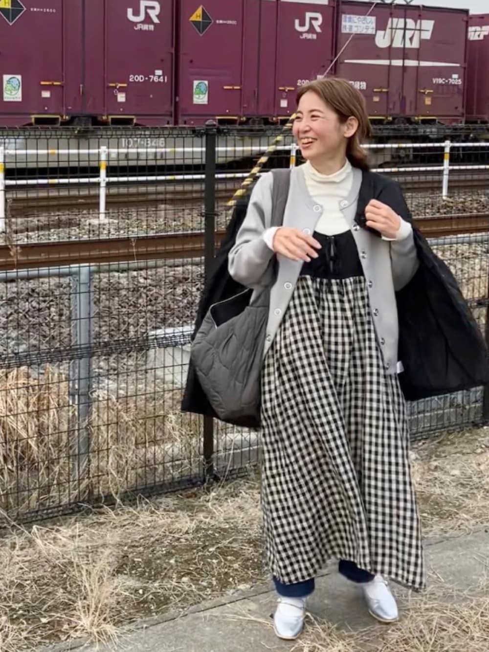 「休日コーデ、キルティング、カーディガン、apretro、Samansa Mos2、kazumiコラボ、キャミワンピース、リネン、レイヤードスタイル、デニムパンツ、forksy、ROPE' PICNIC(ROPE' PICNIC)、40代ファッション」|「ap retroのノーカラーダイヤキルティングブルゾン マフラー付(ダウンジャケット/コート、ブラック系)」を使った、まゆみんさん(レディース・160cm)の冬コーディネートの2枚目の写真