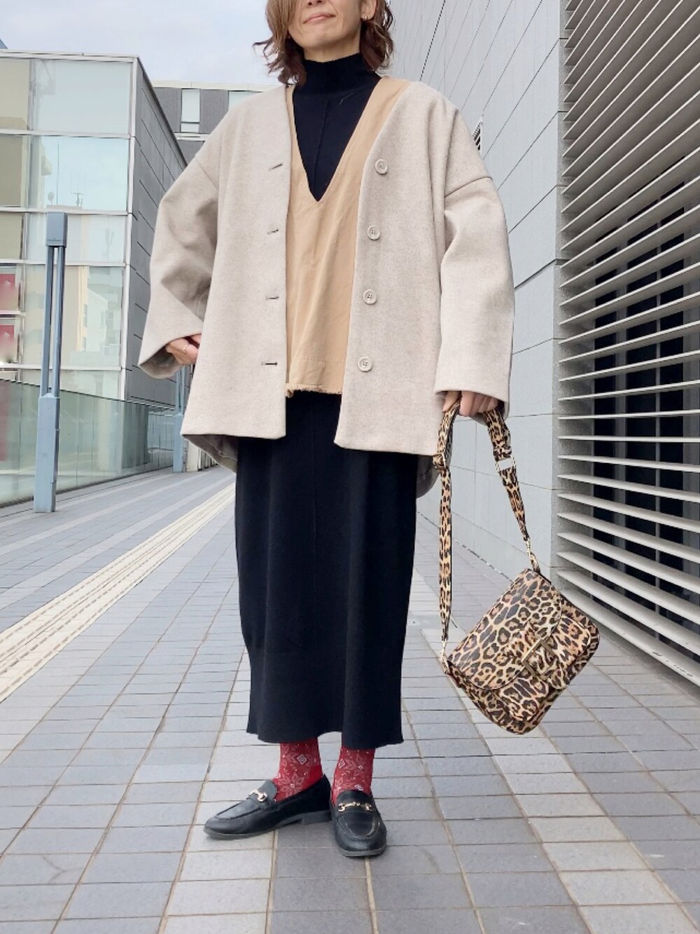 「apretro、ミドル丈、コクーンシルエット、ノーカラーコート、renorm、リノーム、ニットワンピース、Sockwell、ソックウェル、柄ソックス、moussy、柄バッグ、レオパード柄、マウジー、40代ファッション」｜「ap retroのノーカラーVネックミディコート（ノーカラーコート、ベージュ系）」を使った、まゆみんさん（レディース・160cm）の秋コーディネートの3枚目の写真