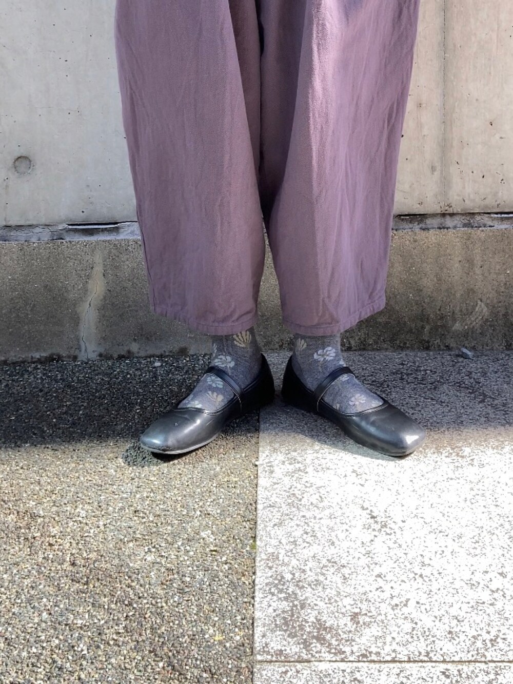 ブラック系のその他シューズ、ブラック系のニット/セーター、グレー系のその他パンツを着用したレディースの秋コーディネートの2枚目の写真