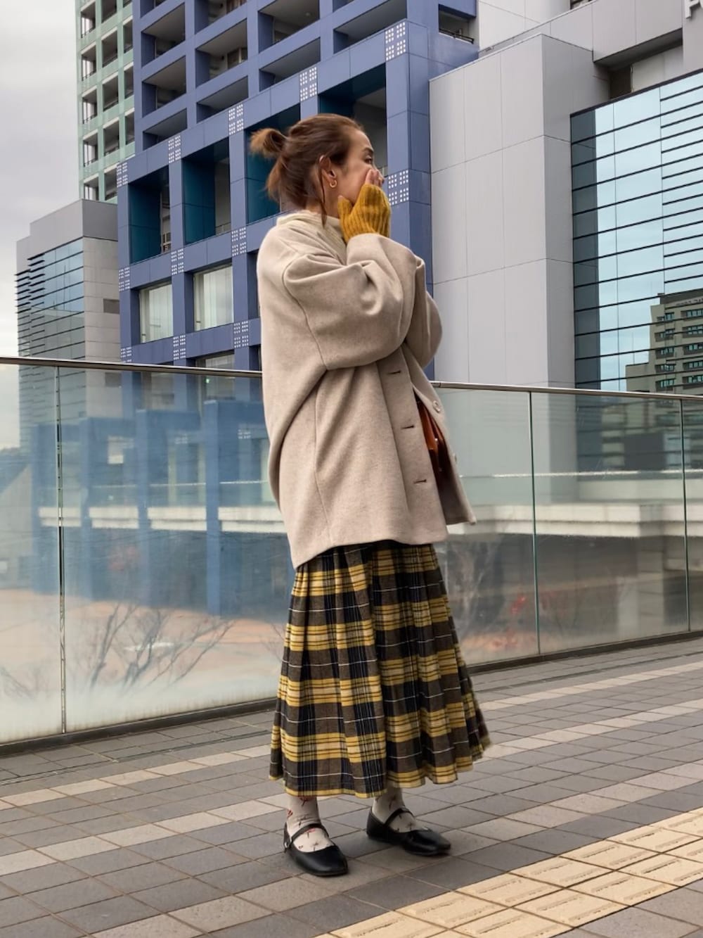 「大人カジュアル、ウール、ショールカラー、カーティガン、クレアデリス、Crea delice、柄ソックス、ウールソックス、Sockwell、ソックウェル、柄オン柄」|「ap retroのノーカラーVネックミディコート(ノーカラーコート、ベージュ系)」を使った、まゆみんさん(レディース・160cm)の冬コーディネートの4枚目の写真