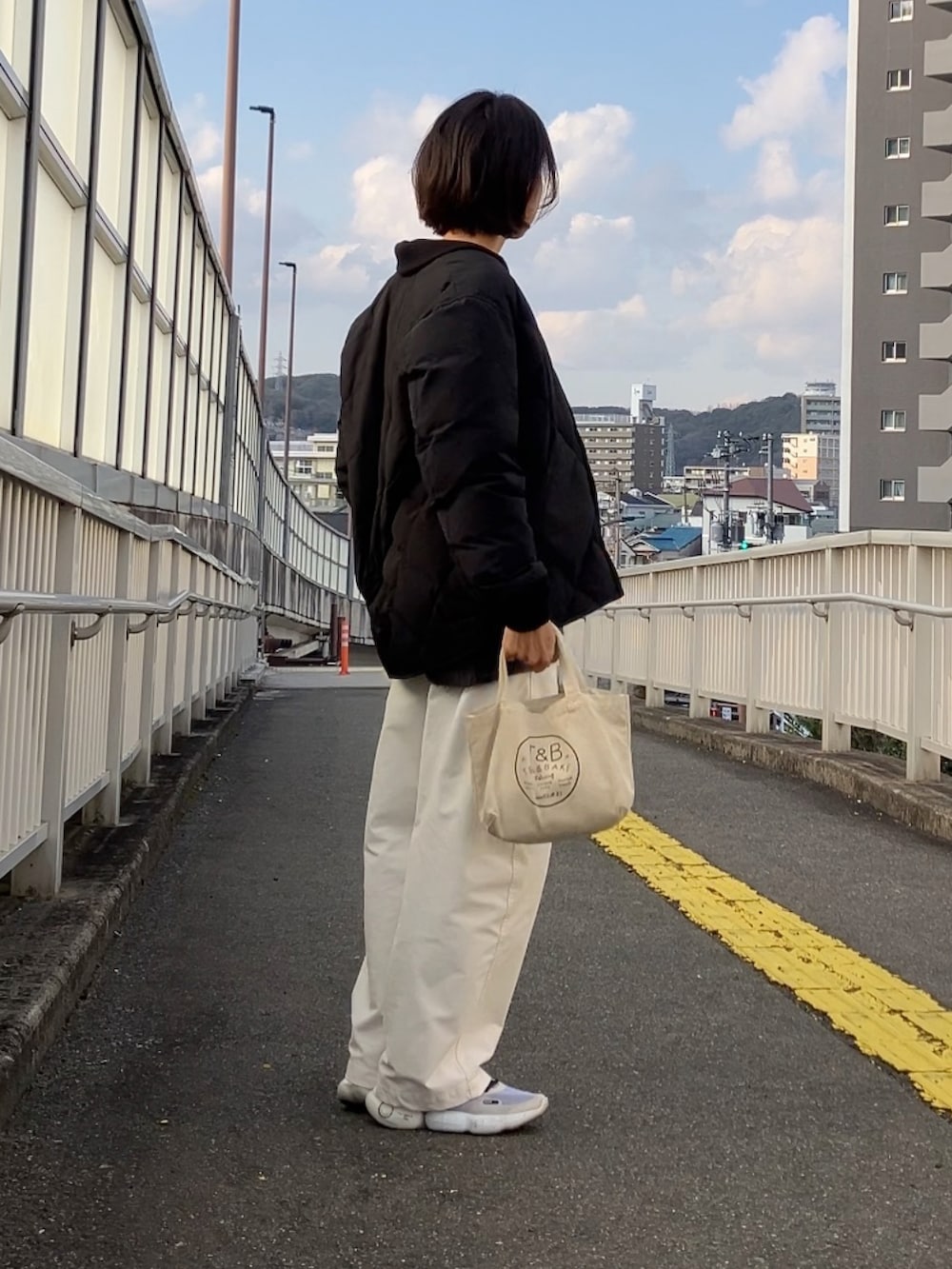 ブラック系のダウンジャケット/コートを着用したレディースの冬コーディネートの2枚目の写真