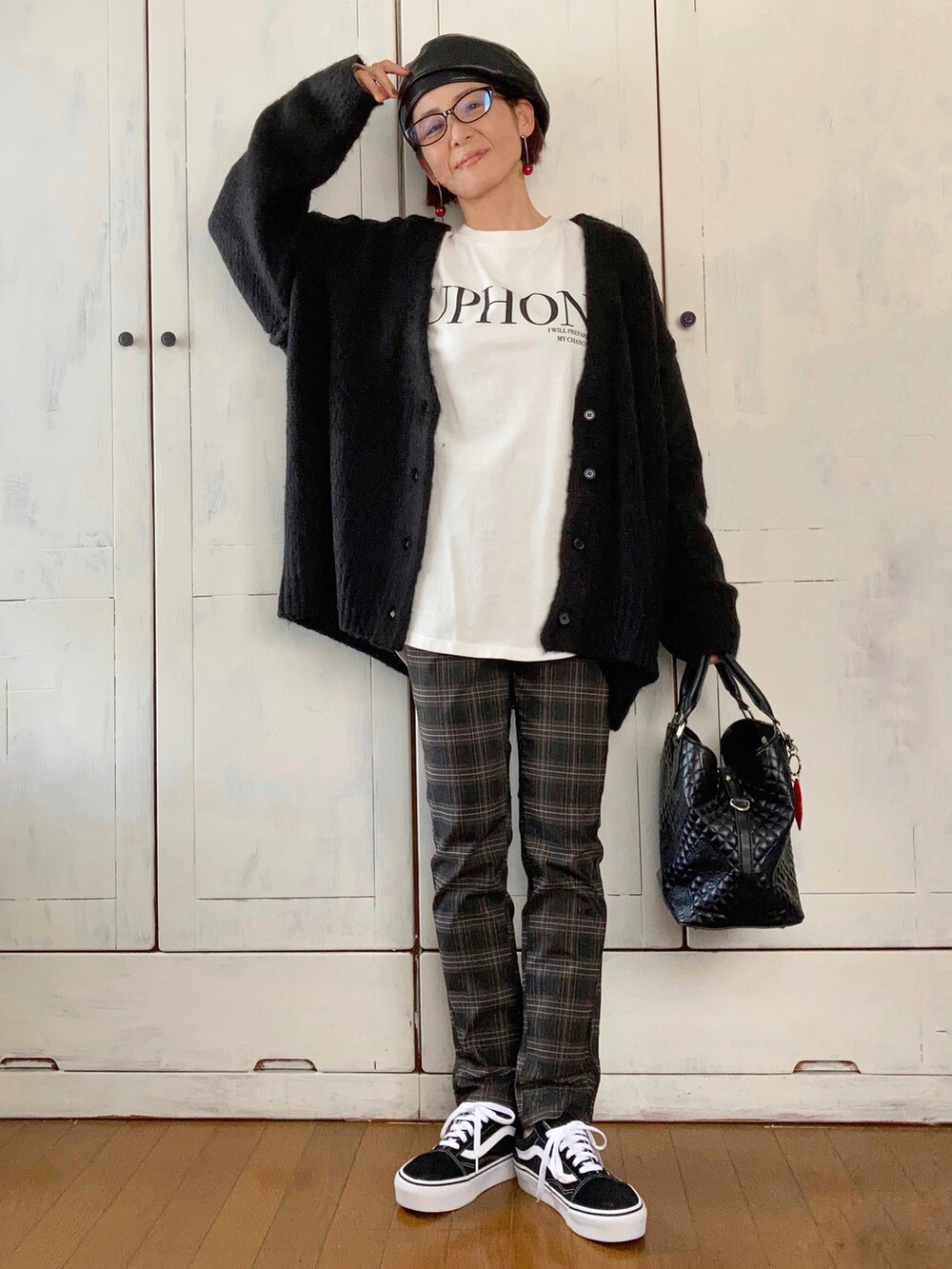 ブラック系のパンツ、ブラック系のTシャツ/カットソー、ブラック系のカーディガン/ボレロを着用したレディースの秋コーディネートの2枚目の写真