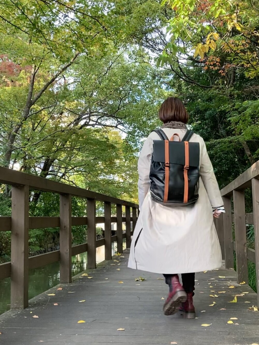 ベージュ系のダウンジャケット/コート、ブルー系のTシャツ/カットソー、ブラック系のデニムパンツを着用したレディースの秋コーディネートの3枚目の写真