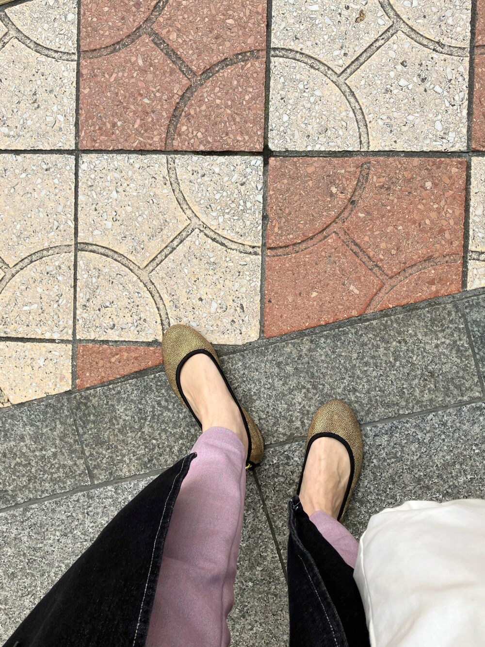 「旅行コーデ、パンプス、ゴールド、ButterflyTwists、ピンクパンツ、ARIKI、ラクチンコーデ、キャップ、NEW ERA、スウェット、apretro、40代ファッション」｜「BUTTERFLY TWISTSのSOPHIA NP_BLK/GLD（シューズ、ゴールド系）」を使った、まゆみんさん（レディース・160cm）の春コーディネートの5枚目の写真