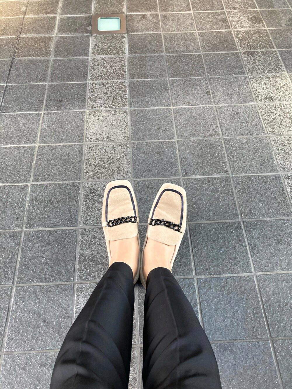 ブラック系のスーツセット、ホワイト系のスーツセット、ベージュ系のシューズを着用したレディースの夏コーディネートの4枚目の写真