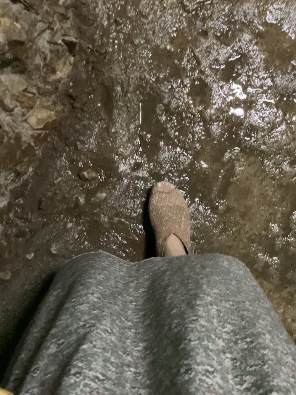 グリーン系のワンピース、ベージュ系のかごバッグ、ゴールド系のサンダルを着用したレディースの夏コーディネートの3枚目の写真