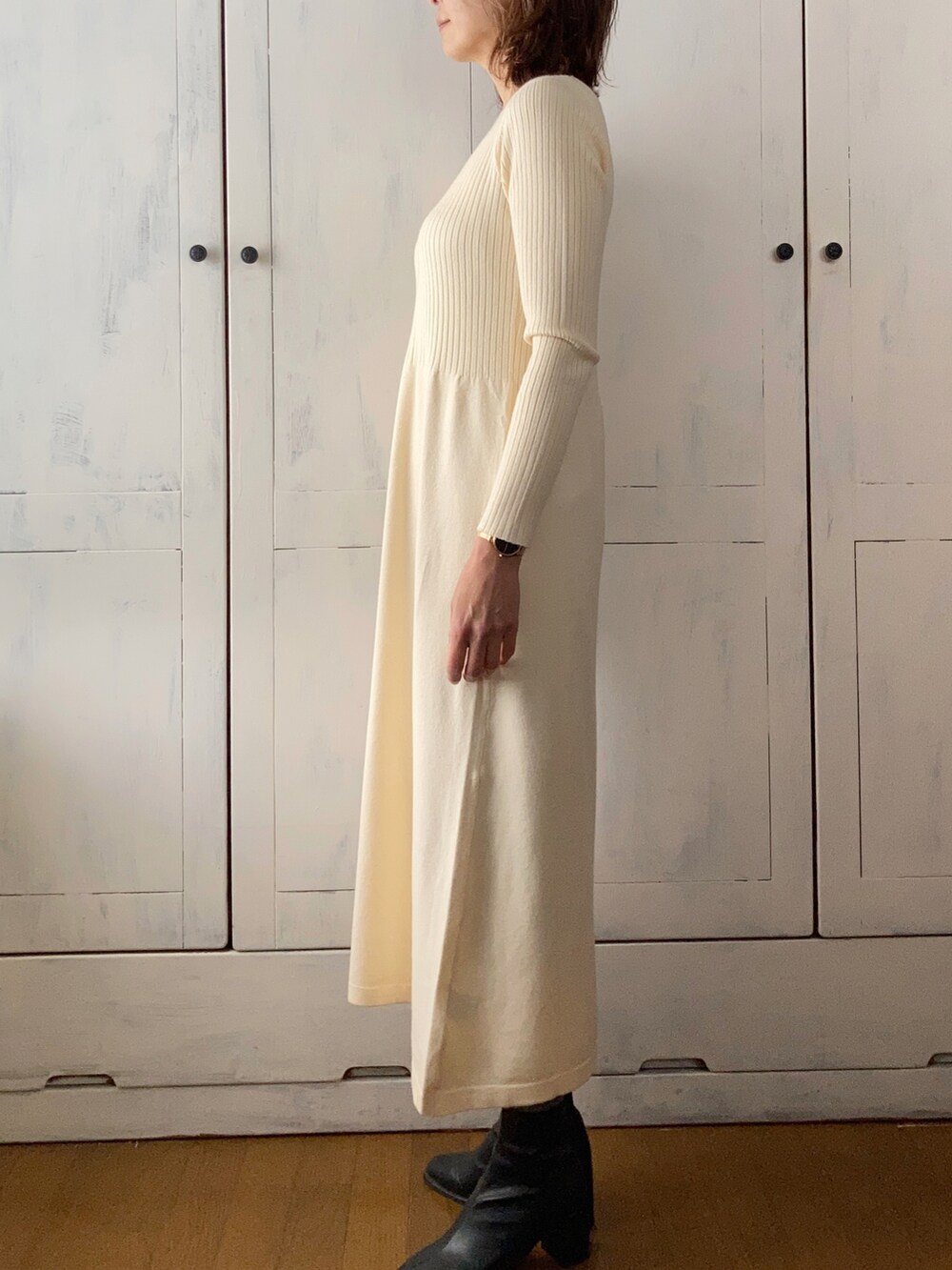 ホワイト系のワンピース、ベージュ系のジャケット/アウター、ブラック系のハンドバッグを着用したレディースの冬コーディネートの5枚目の写真