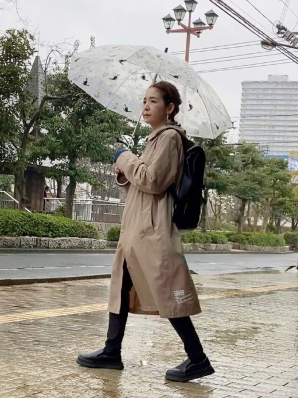「レインコート、雨の日コーデ、カッパ、雨合羽、トラディショナルウェザーウエア、Traditional Weatherwear、TWW、GASTONLUGA、バックパック、大容量バッグ、厚底シューズ、crie conforto、春コーデ」｜「Traditional WeatherwearのPENRITH RAIN PACKABLE / パッカブルレインコート（レインコート/ポンチョ、ベージュ系）」を使った、まゆみんさん（レディース・160cm）の春コーディネートの5枚目の写真