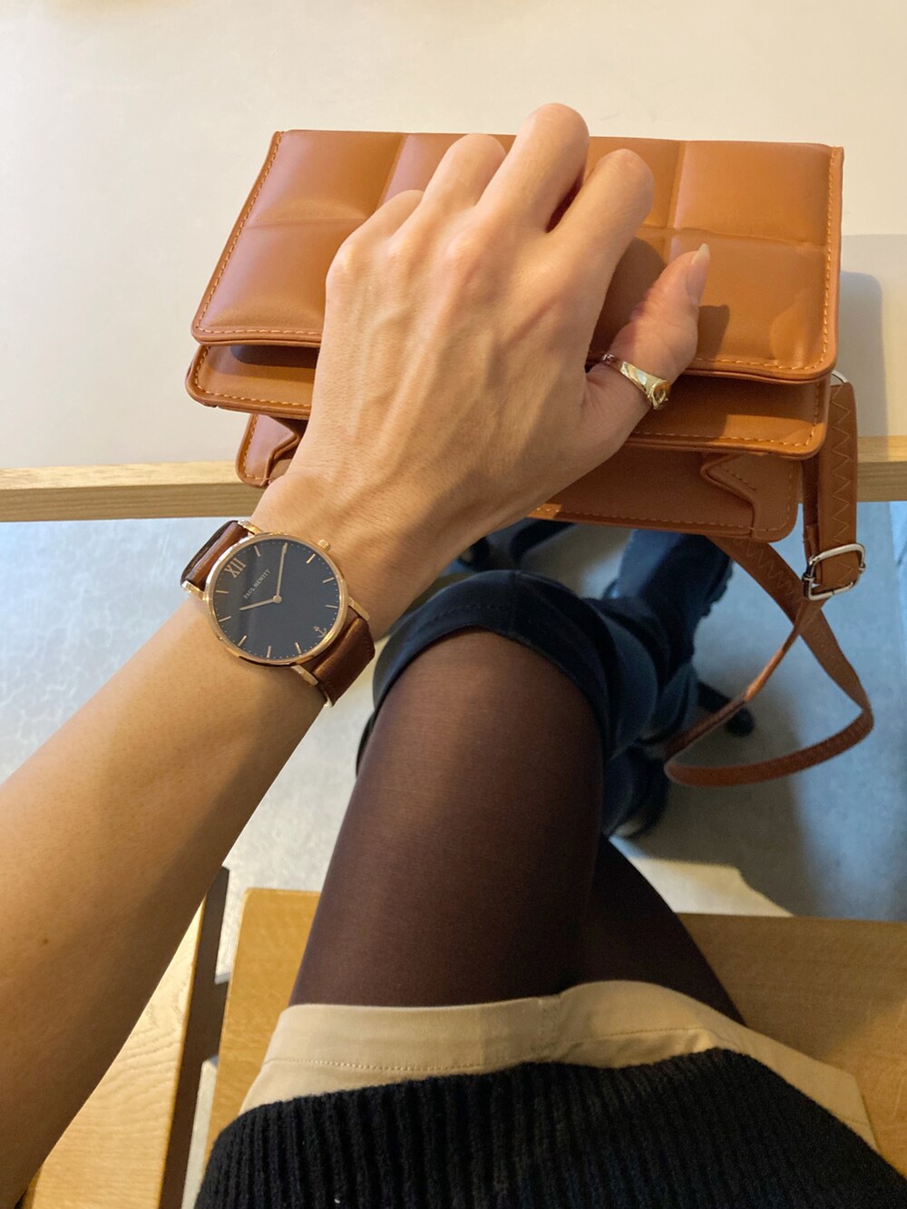 「秋ルック紹介するよ、Vネックニット、apretro、腕時計、時計、paul hewitt、ポールヒューイット、ZARA、ZARAブーツ、ロングブーツ、ミニスカート、ミニバッグ、deuxamour」｜「ap retroの2022/AW  深Vネックニットプルオーバー（ニット/セーター、ブラック系）」を使った、まゆみんさん（レディース・160cm）の秋コーディネートの2枚目の写真