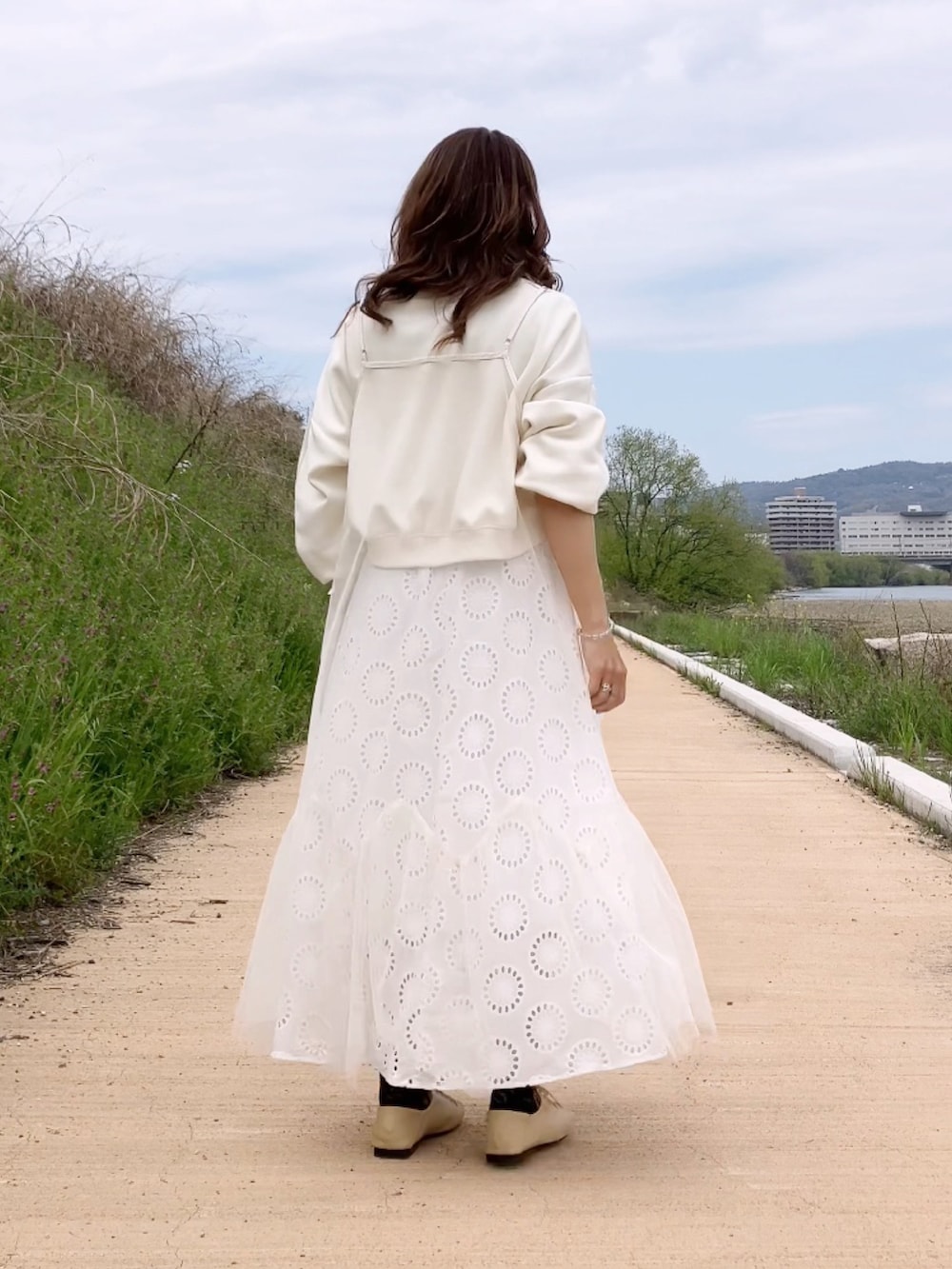 ホワイト系のワンピース、ホワイト系のスウェット、ベージュ系のその他シューズを着用したレディースの春コーディネートの3枚目の写真