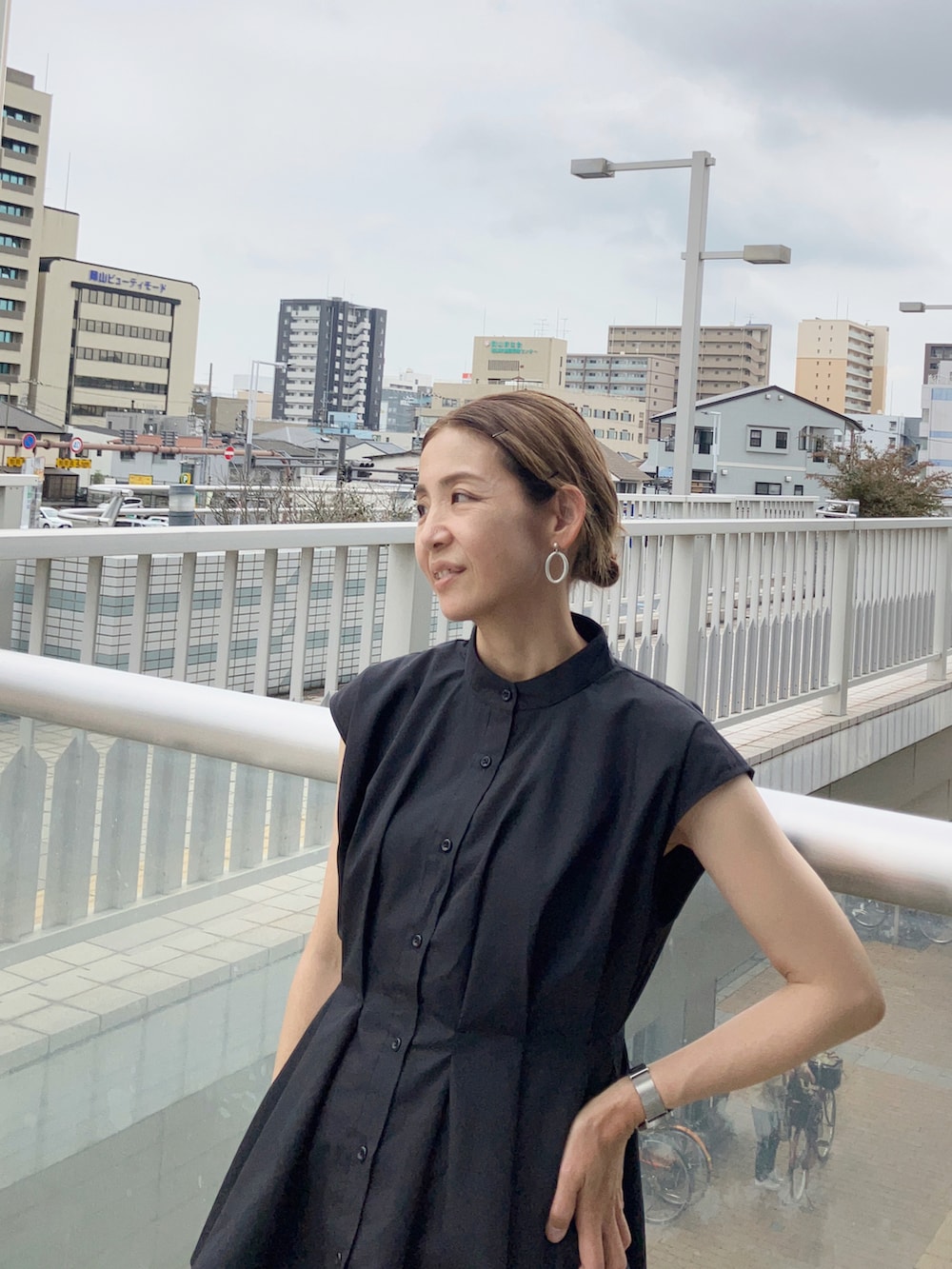 「SocialGIRL、ソーシャルガール、フレンチスリーブ、オフィスカジュアル、Crea delice、クレアデリス、コットンリネン、リネンパンツ、花柄パンツ、40代ファッション、アラフィフ」｜「Social GIRLのウエストタックフレンチスリーブブラウス（シャツ/ブラウス、ブラック系）」を使った、まゆみんさん（レディース・160cm）の夏コーディネートの2枚目の写真