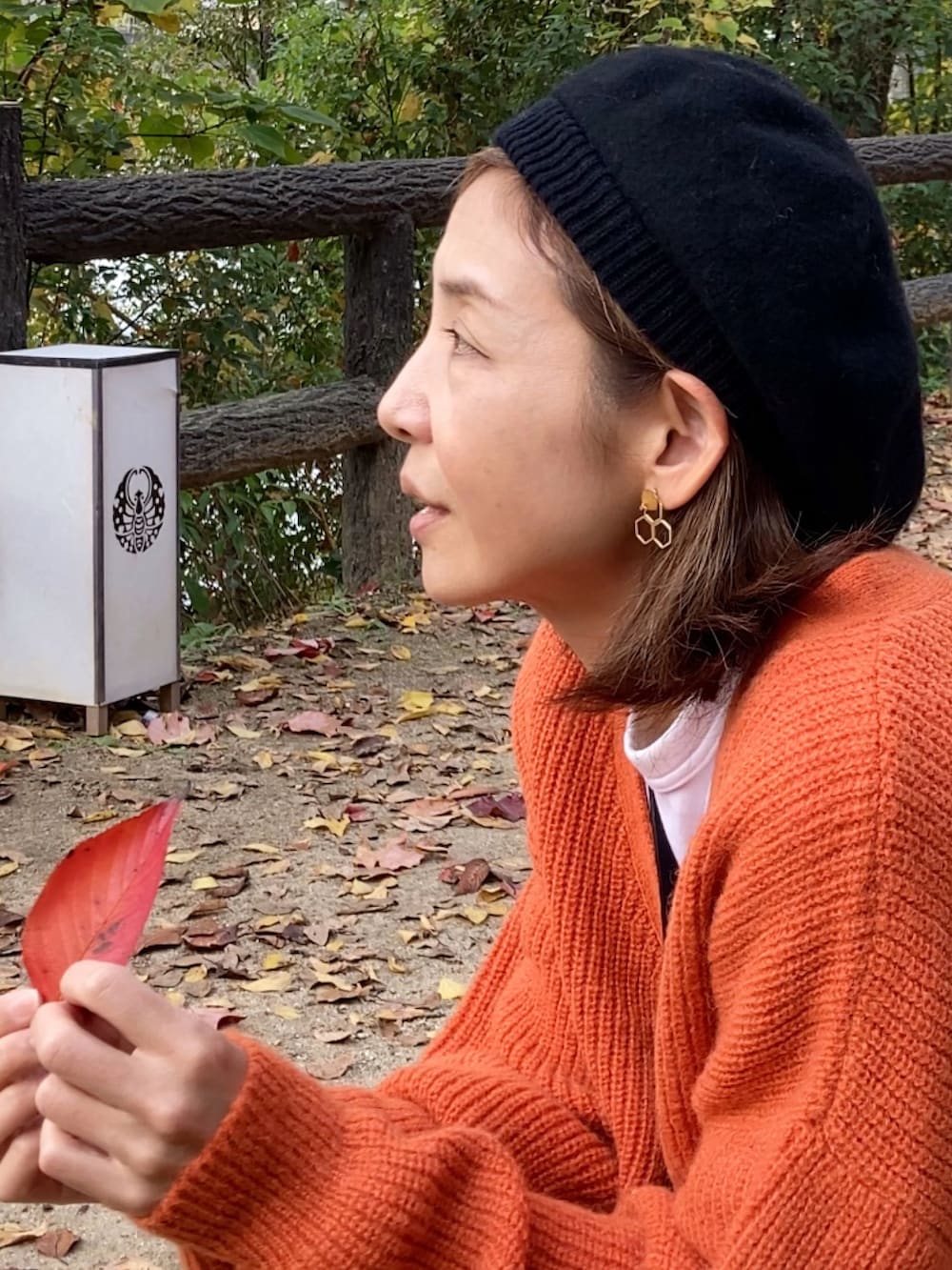 ブラウン系のパンツ、オレンジ系のカーディガン/ボレロ、ブラウン系のショルダーバッグを着用したレディースの秋コーディネートの4枚目の写真