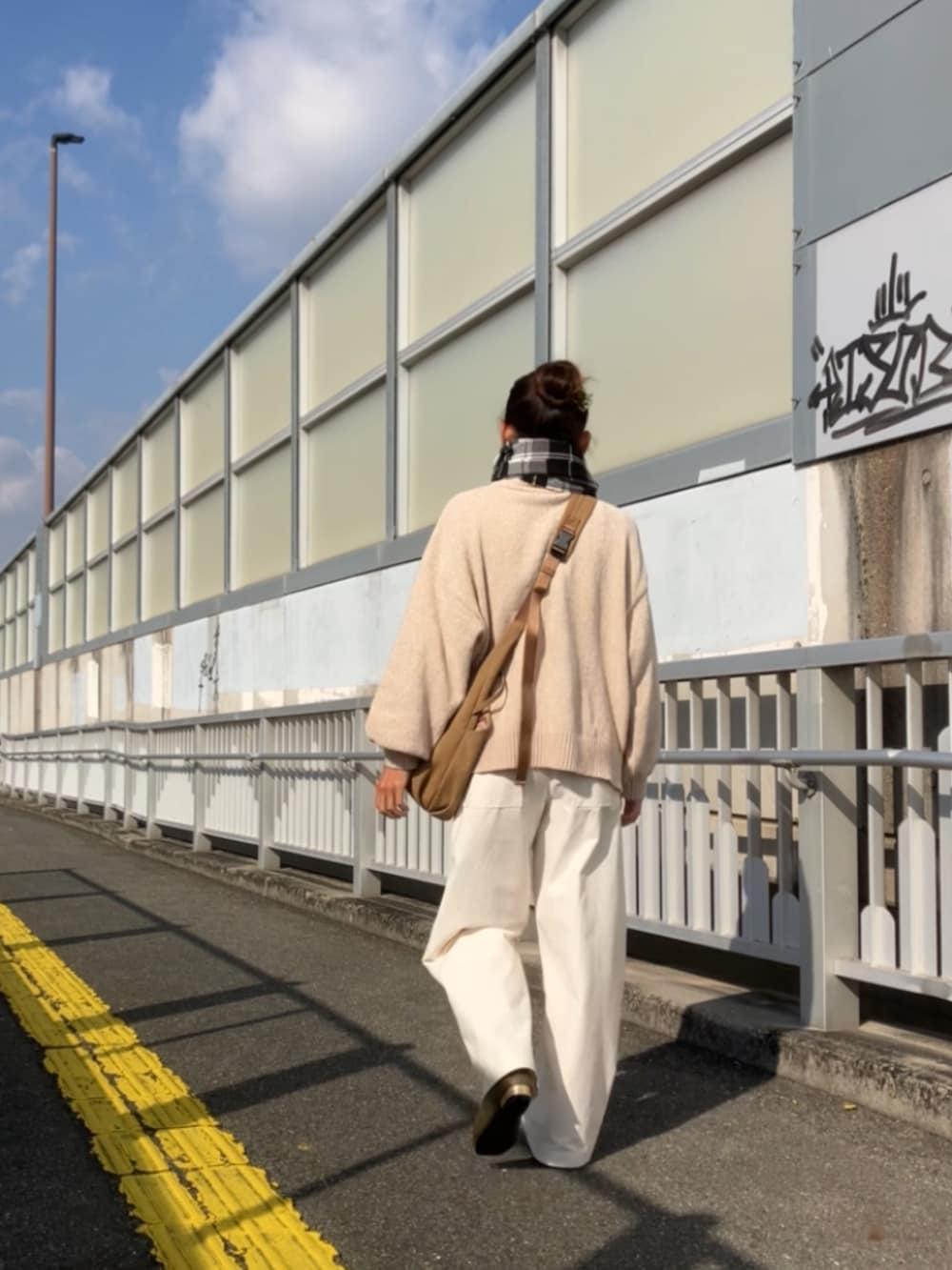 ベージュ系のニット/セーターを着用したレディースの秋コーディネートの3枚目の写真