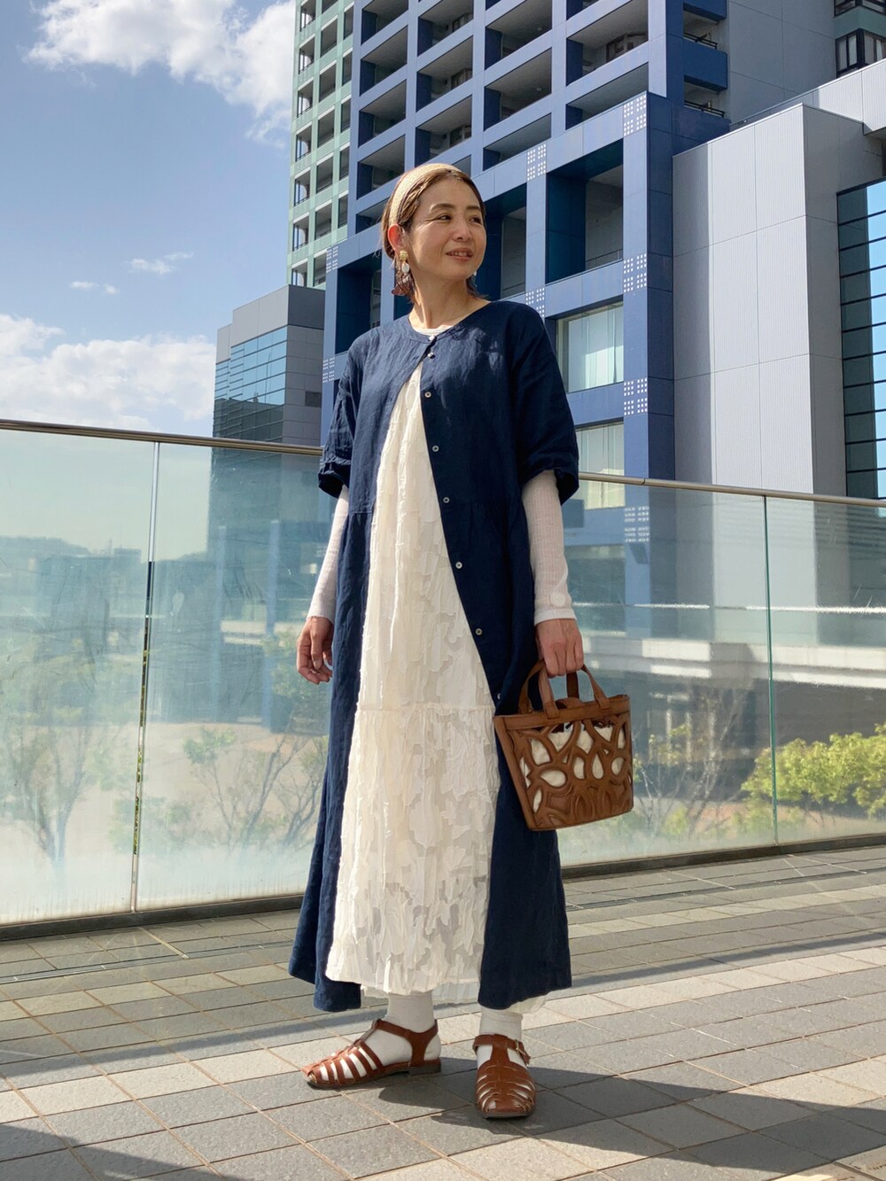 ブルー系のワンピース/ドレス、ホワイト系のワンピース、ホワイト系のTシャツ/カットソーを着用したレディースの春コーディネートの5枚目の写真