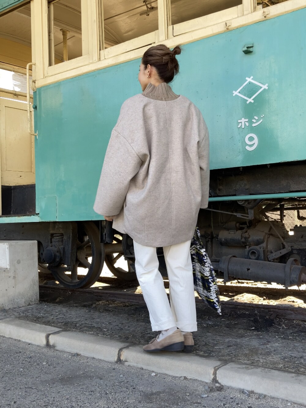 「アウター、ミドル丈、ベージュ、淡色コーデ、apretro、柄ソール、Sockwell、fitfit、40代ファッション」|「ap retroのノーカラーVネックミディコート(ノーカラーコート、ベージュ系)」を使った、まゆみんさん(レディース・160cm)の秋コーディネートの5枚目の写真