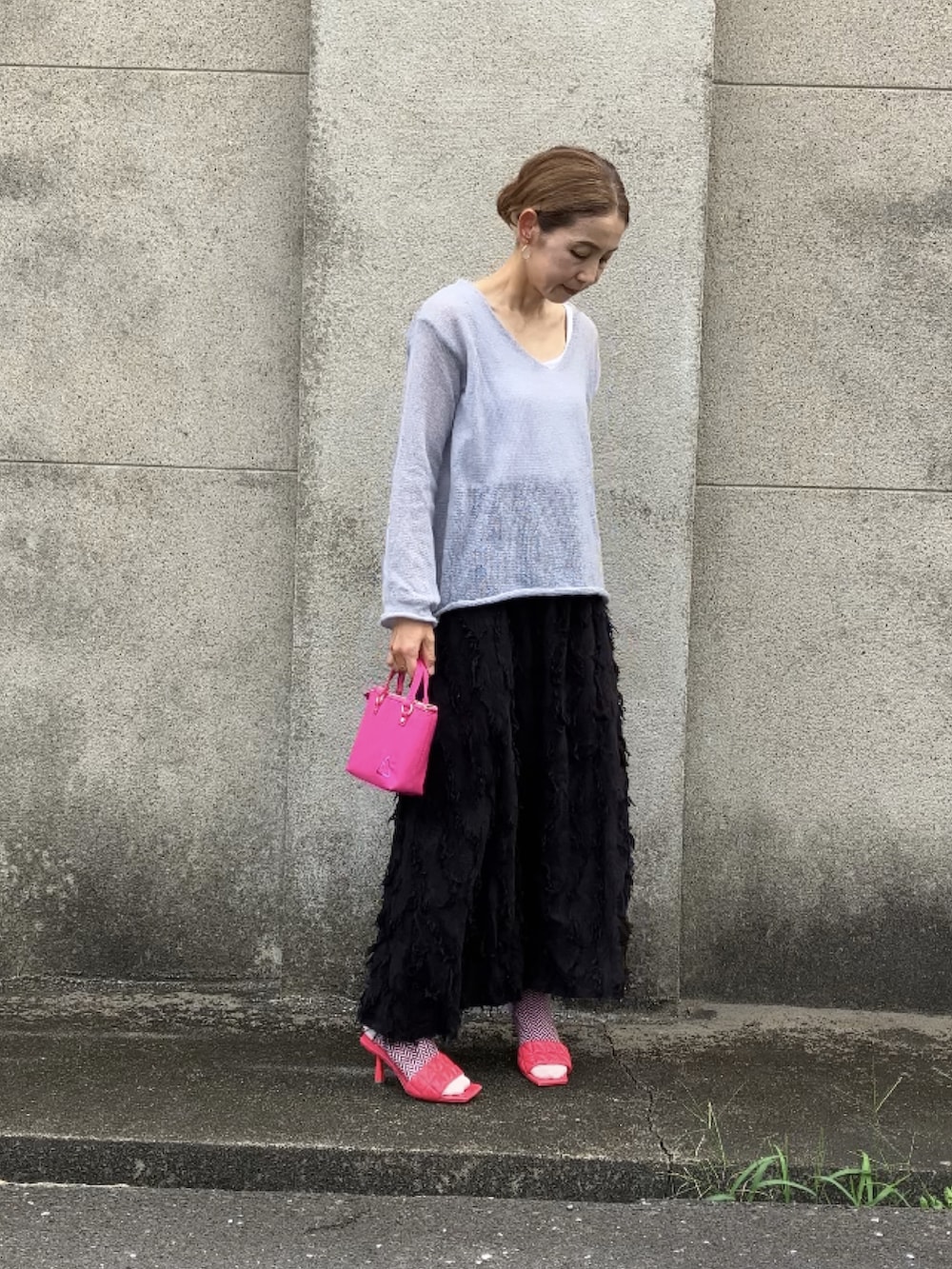グレー系のその他トップス、ピンク系のショルダーバッグ、ブラック系のスカートを着用したレディースの夏コーディネートの3枚目の写真