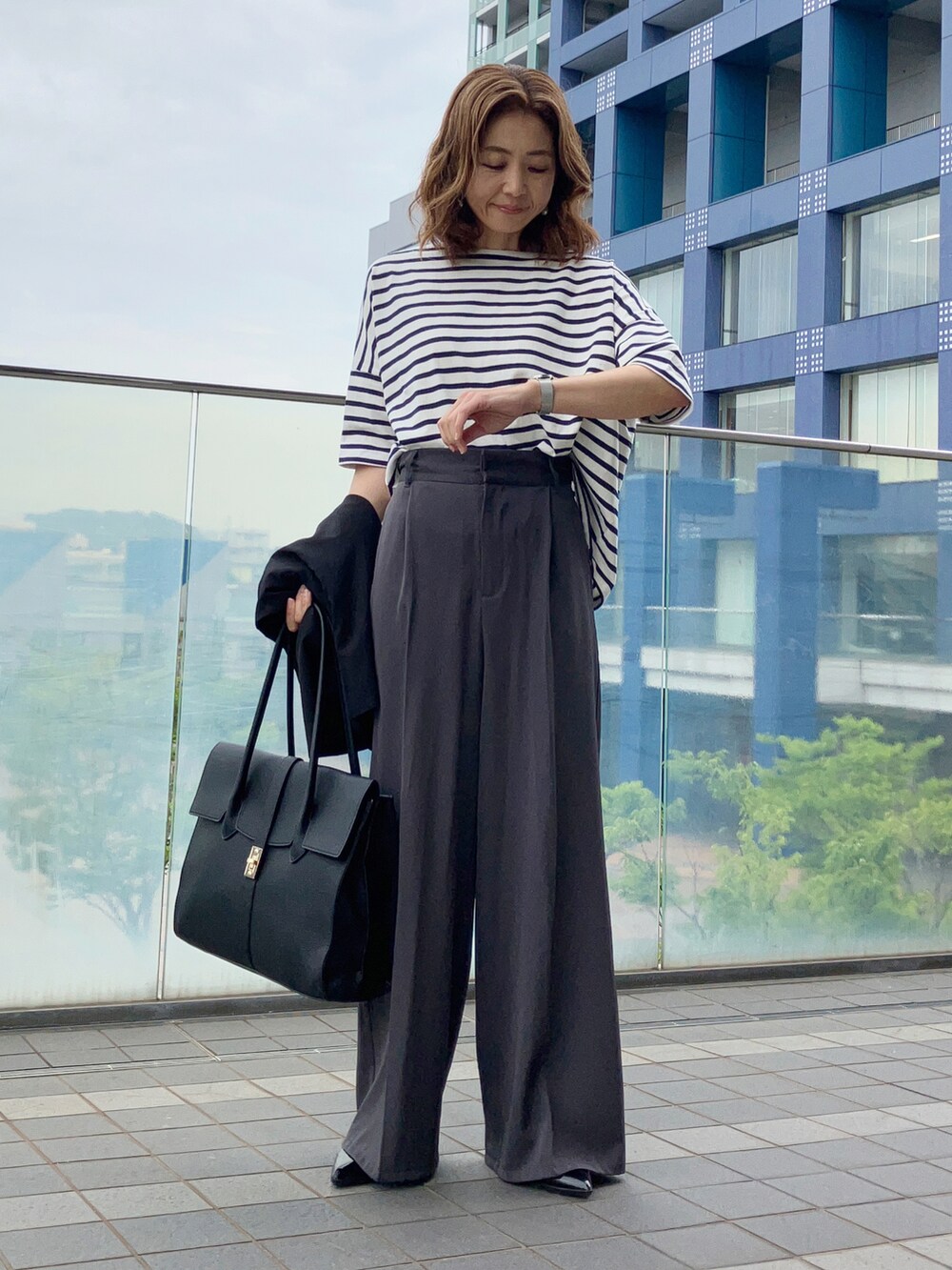 ブルー系のTシャツ/カットソー、グレー系のその他パンツ、ブラック系のスーツセットを着用したレディースの春コーディネートの2枚目の写真