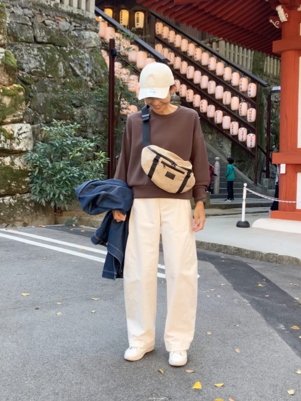 その他のショルダーバッグ、ベージュ系のキャップを着用したレディースの秋コーディネートの3枚目の写真