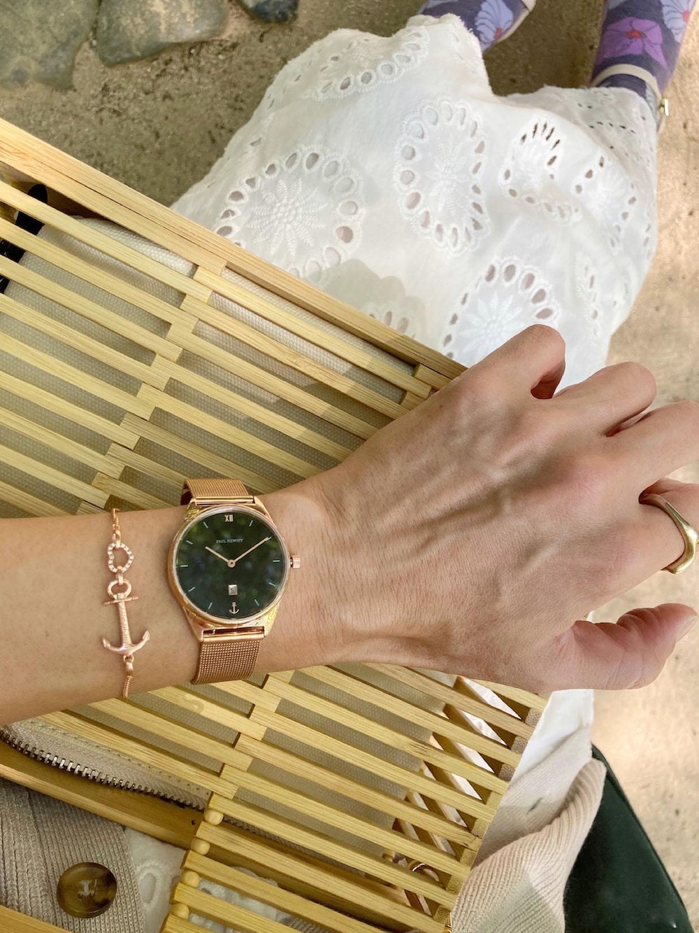 ベージュ系のかごバッグ、ベージュ系のベスト、ホワイト系のワンピース/ドレスを着用したレディースの夏コーディネートの2枚目の写真