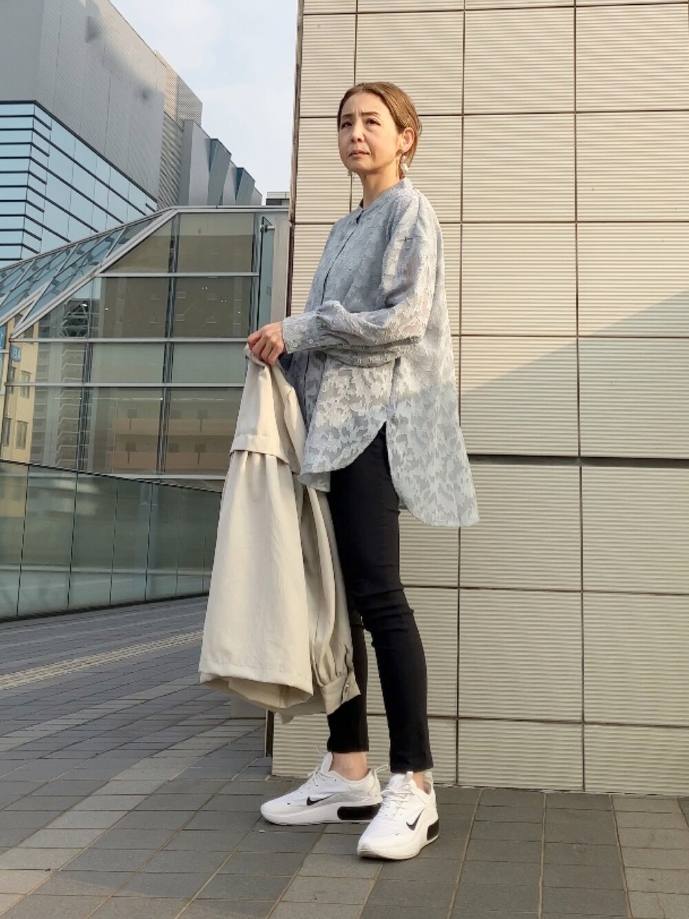 ベージュ系のその他アウター、ブルー系のシャツ/ブラウス、ブラック系のパンツを着用したレディースの春コーディネートの3枚目の写真