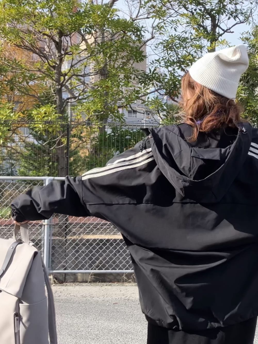 ブラック系のブルゾン、ブラック系のジャンパースカート、ブラック系のローファーを着用したレディースの冬コーディネートの3枚目の写真