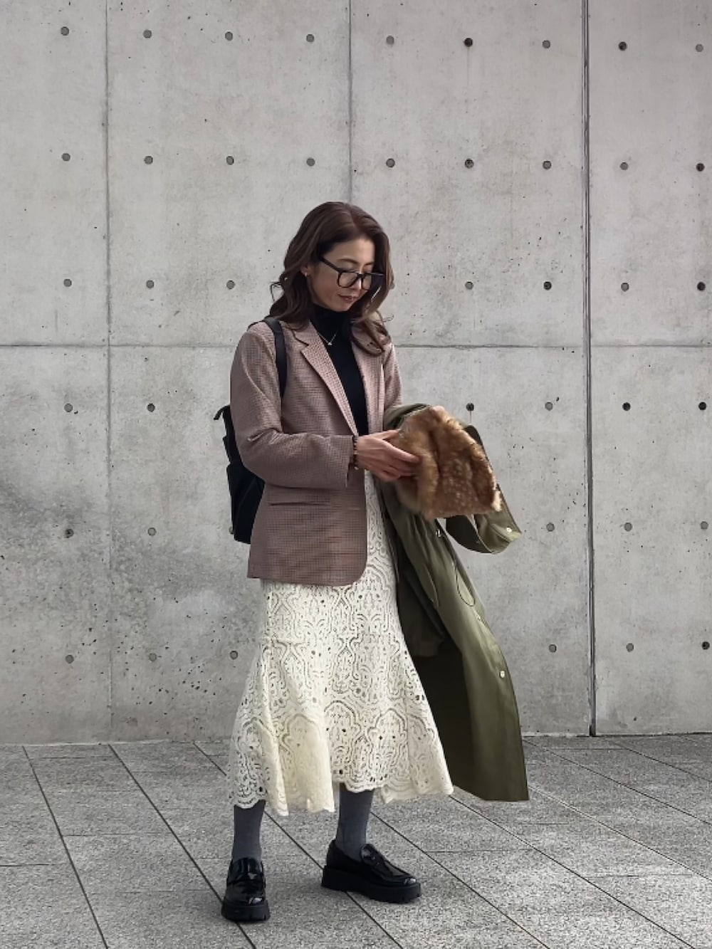 「uleula、スタンドカラー、ロングコート、お仕事コーデ、サマンサ モスモス(Samansa Mos2)、ZARA、メガネ女子、アラフィフ、40代ファッション、50代ファッション」｜「ULEULAのスタンドカラーコート/ステンカラーコート（ステンカラーコート、グリーン系）」を使った、まゆみんさん（レディース・160cm）の冬コーディネートの3枚目の写真