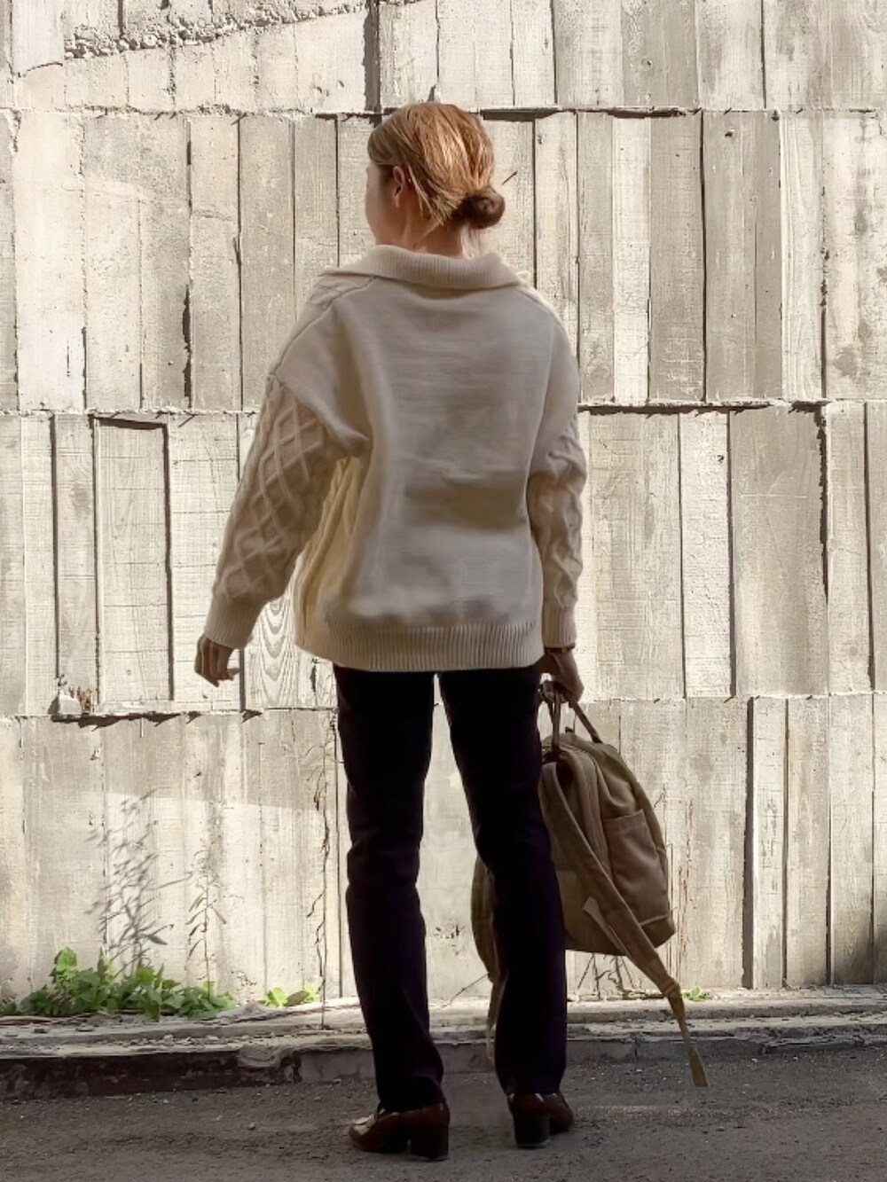 ホワイト系のニット/セーター、パープル系のパンツ、ブラック系のシューズを着用したレディースの秋コーディネートの4枚目の写真