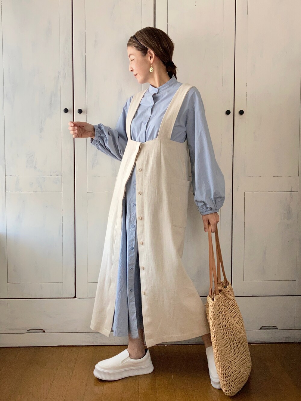 「ITEMS URBANRESEARCH、アイテムズアーバンリサーチ、ジャンパースカート、リネン、レイヤードスタイル、淡色コーデ」|「ITEMS URBANRESEARCHの2WAYジャンスカ(ジャンパースカート、ベージュ系)」を使った、まゆみんさん(レディース・160cm)の春コーディネートの3枚目の写真