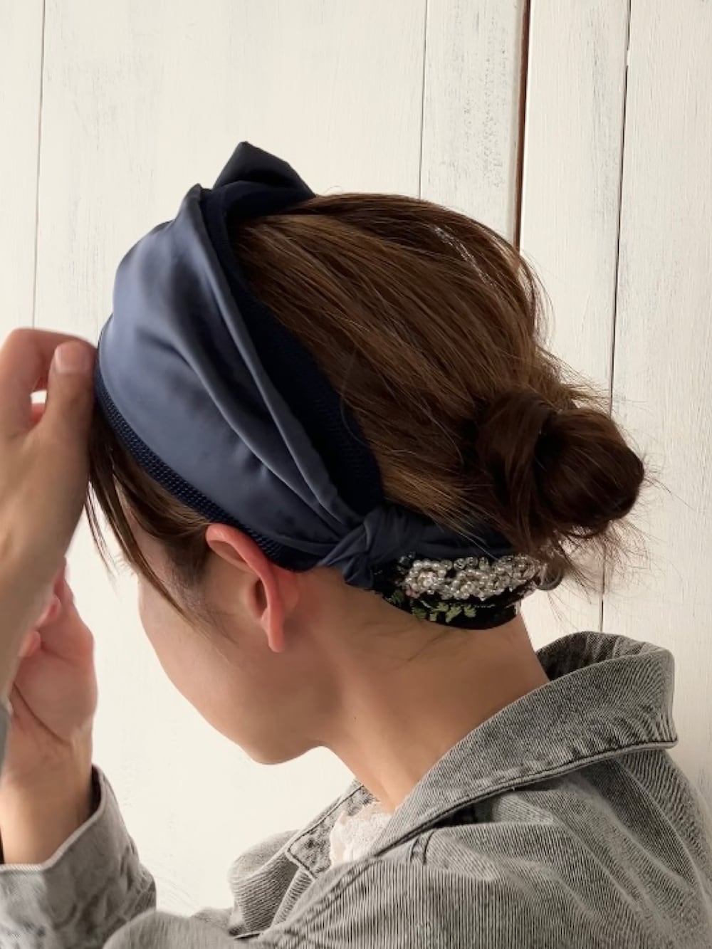 ベージュ系のパンツ、ブラック系のデニムジャケット、ホワイト系のシャツ/ブラウスを着用したレディースの春コーディネートの4枚目の写真