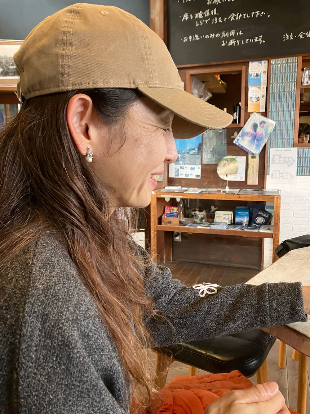 ベージュ系のキャップを着用したレディースの冬コーディネートの3枚目の写真