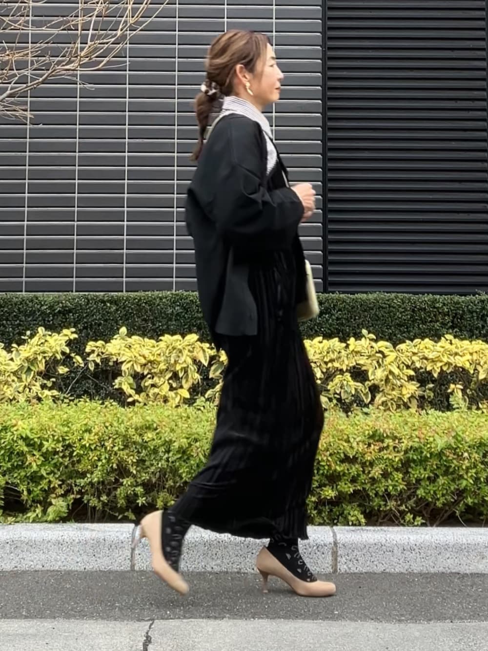 ベージュ系のシューズ、ブラウン系のシャツ/ブラウス、ブラック系のワンピースを着用したレディースの冬コーディネートの3枚目の写真