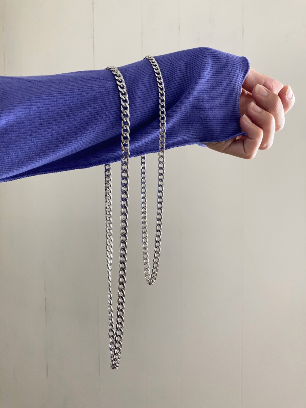 ブラック系のジャンパースカート、ブラック系のショルダーバッグ、ブラック系のブーツを着用したレディースの夏コーディネートの2枚目の写真