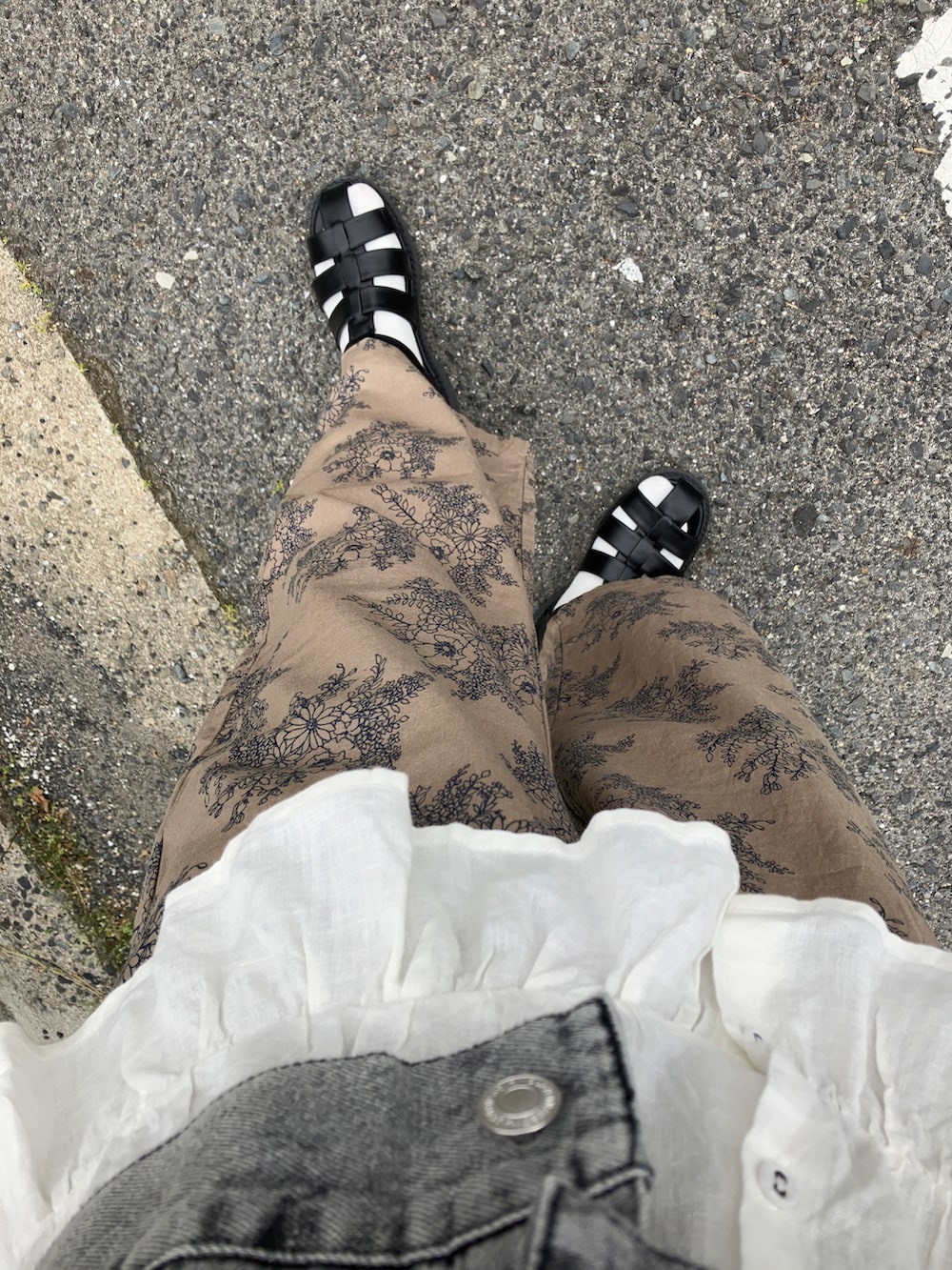 ベージュ系のパンツ、ブラック系のデニムジャケット、ホワイト系のシャツ/ブラウスを着用したレディースの春コーディネートの2枚目の写真