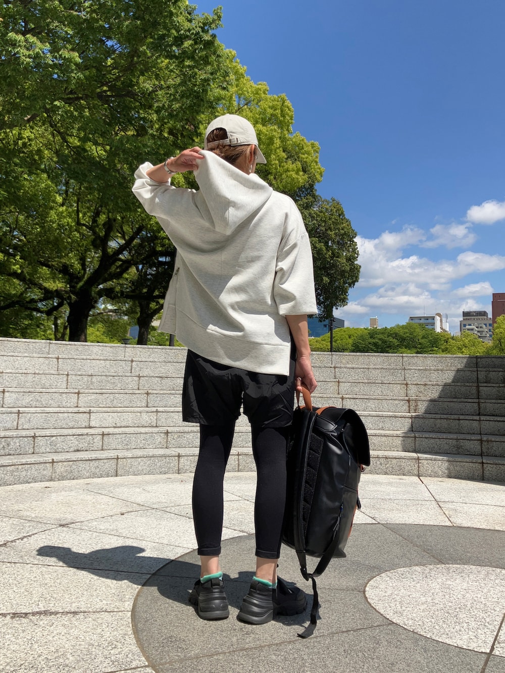 「apretro、パーカー、アンティカ、antiqua、ショートパンツ、スポーツミックス、ランニング、ZARA、ソックウェル、Sockwell、着圧ソックス、NEW ERA、キャップ、40代ファッション」｜「ap retroのダンボールニットサイドジップパーカー（パーカー、ベージュ系）」を使った、まゆみんさん（レディース・160cm）の春コーディネートの2枚目の写真