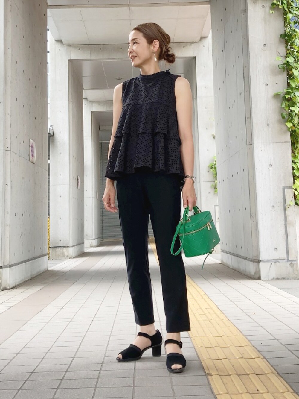 ブラック系のシャツ/ブラウス、ブラック系のパンツ、グリーン系のショルダーバッグを着用したレディースの夏コーディネートの4枚目の写真