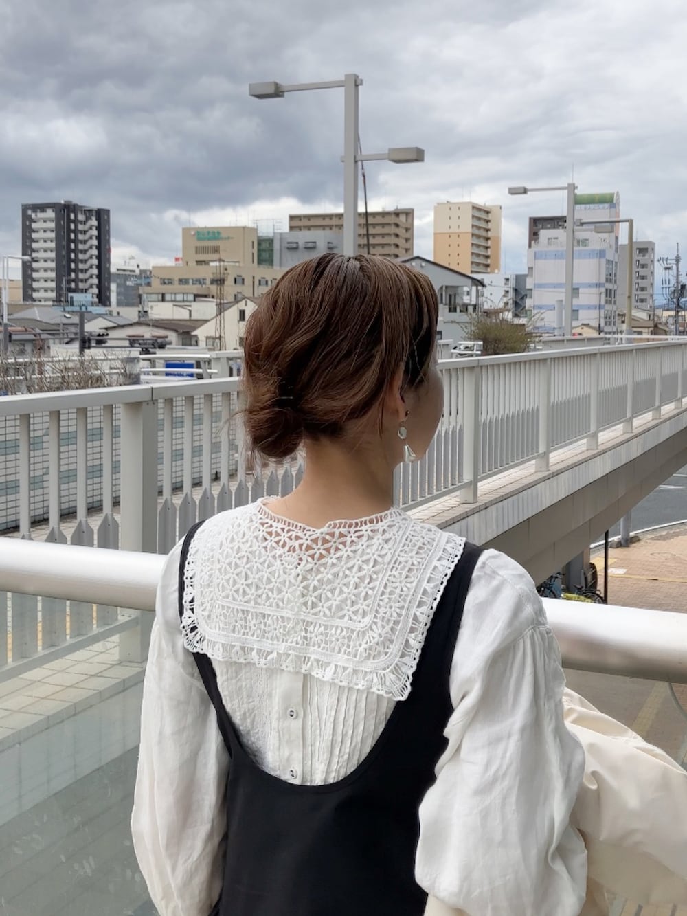 ホワイト系のMA-1、ホワイト系のシャツ/ブラウス、ブラック系のワンピース/ドレスを着用したレディースの春コーディネートの2枚目の写真