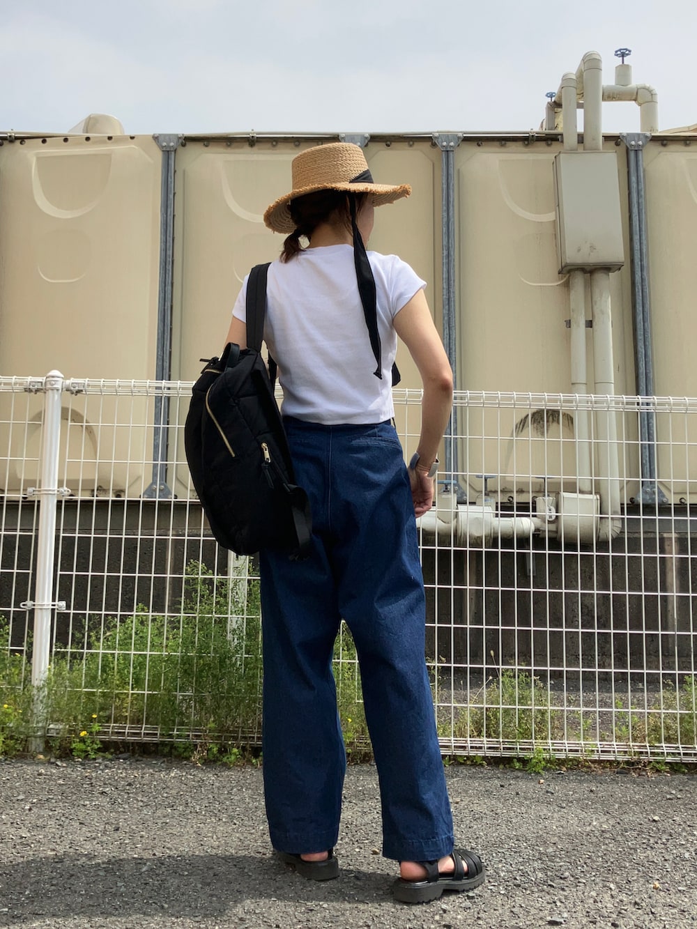 ホワイト系のTシャツ/カットソー、ブルー系のデニムパンツ、ブラック系のサンダルを着用したレディースの春コーディネートの2枚目の写真