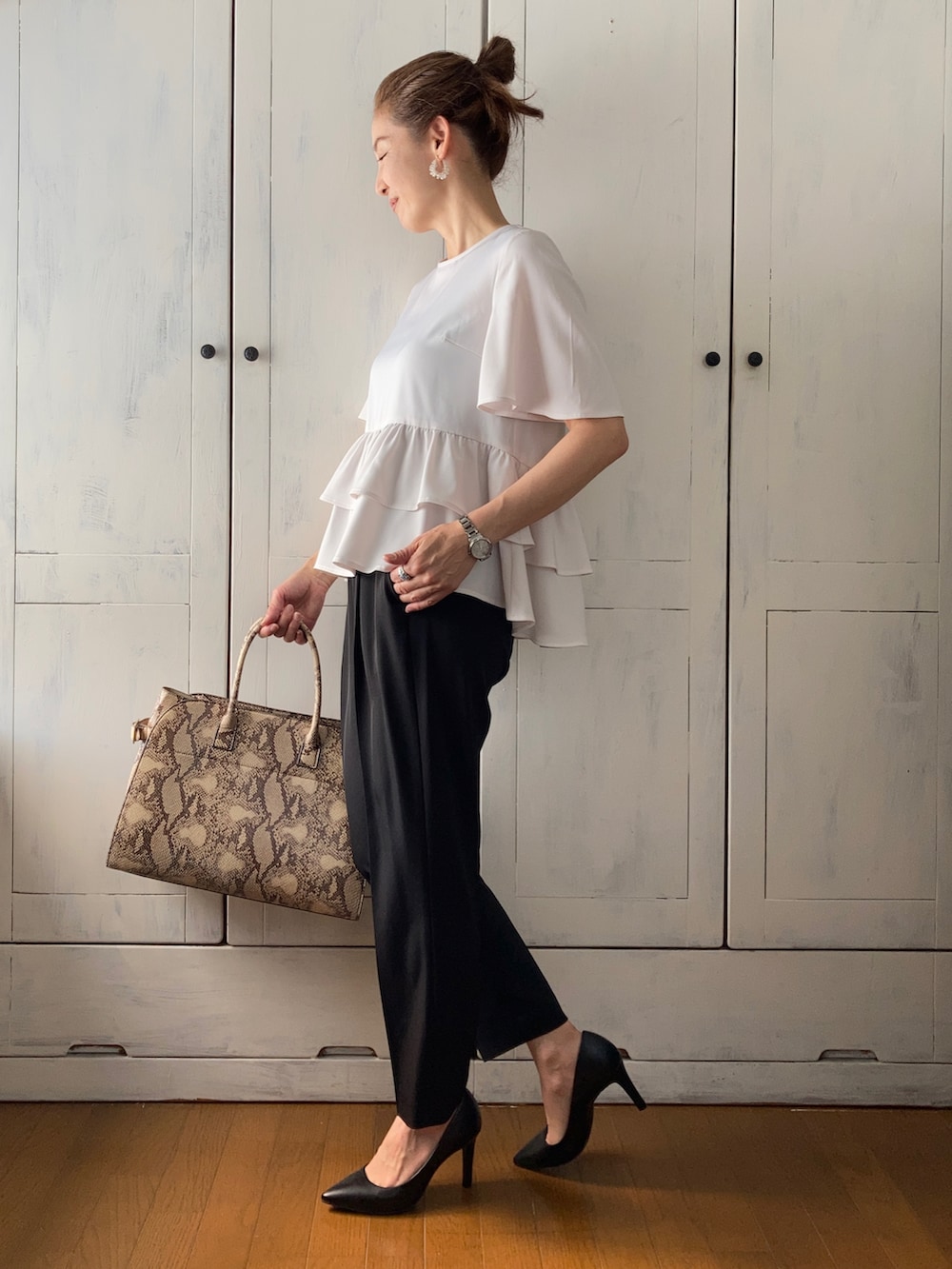 ホワイト系のスーツセット、ブルー系のテーラードジャケット、ベージュ系のバッグを着用したレディースの春コーディネートの2枚目の写真