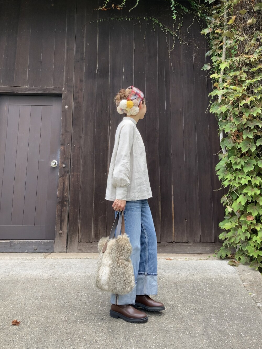 ベージュ系のシャツ/ブラウス、ブルー系のデニムパンツ、ブラウン系のブーツを着用したレディースの秋コーディネートの2枚目の写真