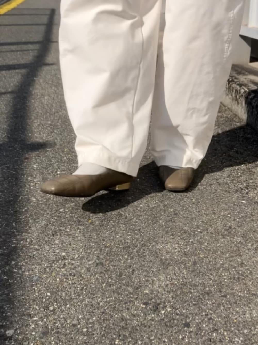 ベージュ系のニット/セーターを着用したレディースの秋コーディネートの2枚目の写真