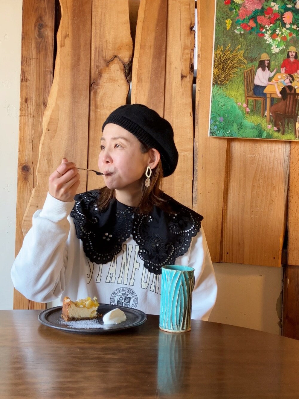 ブラック系のモカシン/デッキシューズ、ホワイト系のスウェット、ベージュ系のノーカラーコートを着用したレディースの冬コーディネートの2枚目の写真