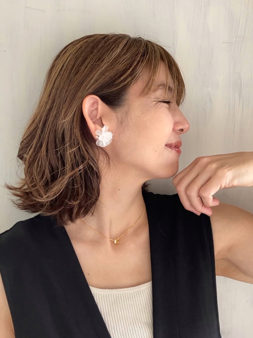 「オールインワン、つなぎ、きれいめカジュアル、大人カジュアル、apretro、タンクトップ、ピアス、EML、かごバッグ、ZARA、サンダル、クリアサンダル、モノトーン」｜「ap retroのポンチオールインワン　サロペット（つなぎ/オールインワン、ブラック系）」を使った、まゆみんさん（レディース・160cm）の春コーディネートの2枚目の写真
