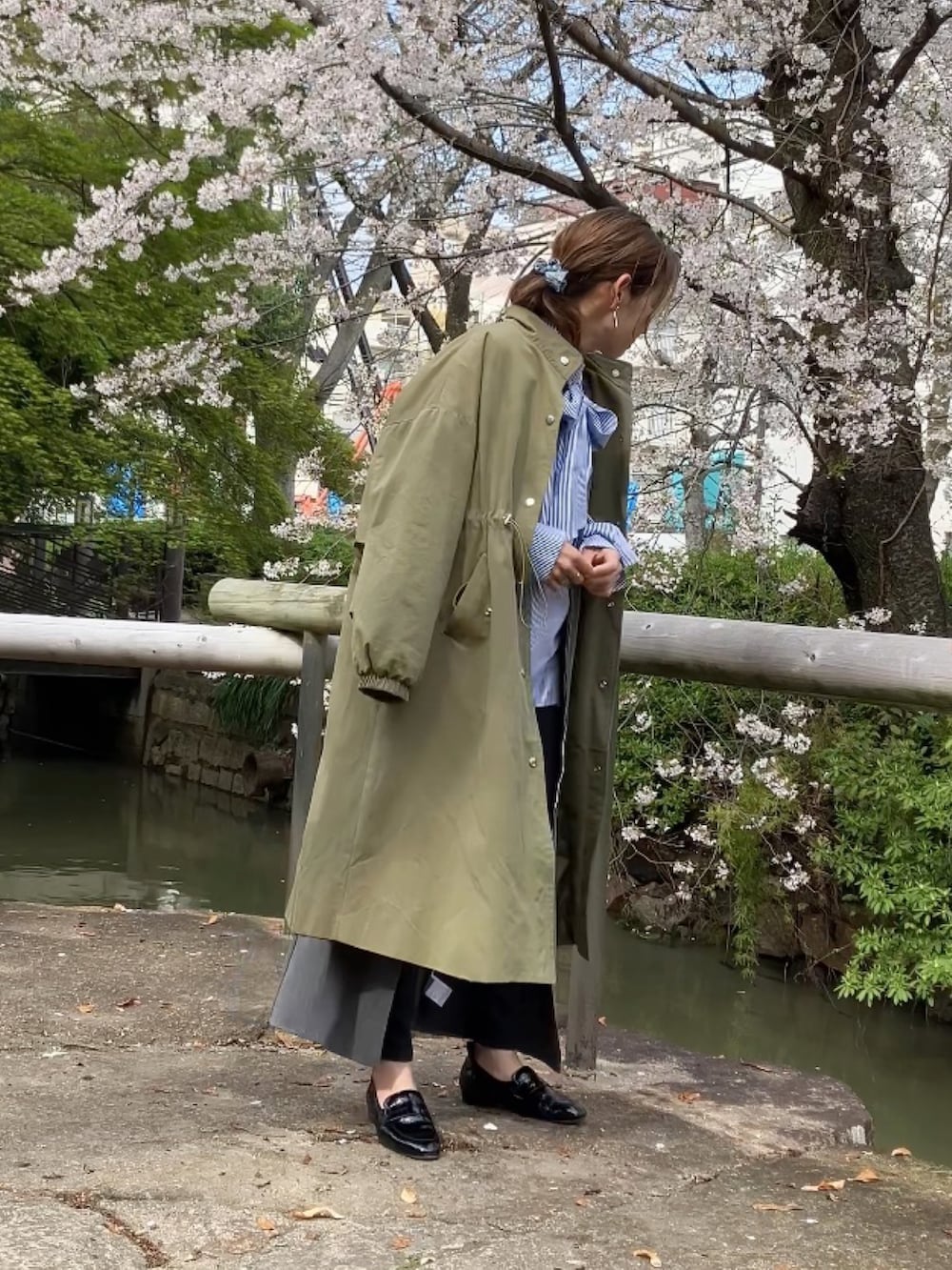 「春のNewスタイル、uleula、ウルア、ジレ、ベスト、ロングワンピース、40代ファッション、50代ファッション、アラフィフ」｜「ULEULAのZIPロングワンピース/前後２WAY（ワンピース、グレー系）」を使った、まゆみんさん（レディース・160cm）の春コーディネートの2枚目の写真